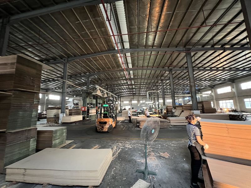 Dongguan Lingfeng Wood Industry Co., Ltd. üreticinin üretim hattı