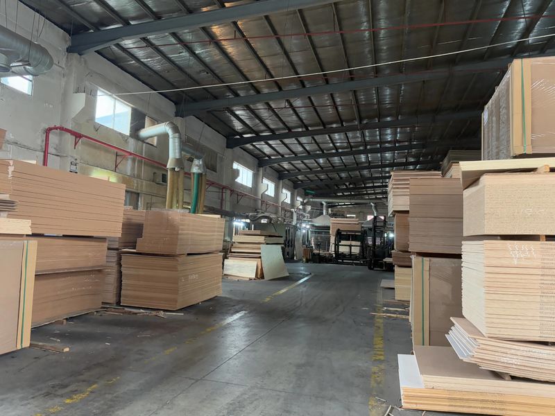 Dongguan Lingfeng Wood Industry Co., Ltd. üreticinin üretim hattı